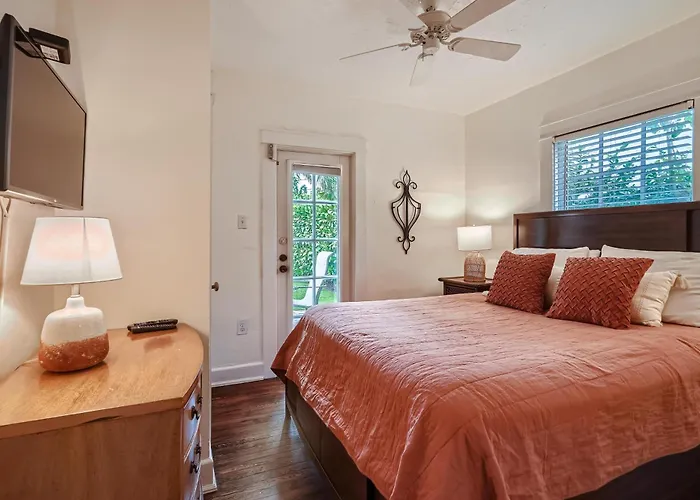 Casa Blanca - Chic Spanish-Style Cottage With Private Courtyard